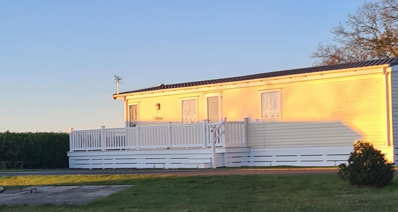 Beautiful 2 Bedroom Caravan, Holiday Park Tenby Saint Florence ภายนอก รูปภาพ