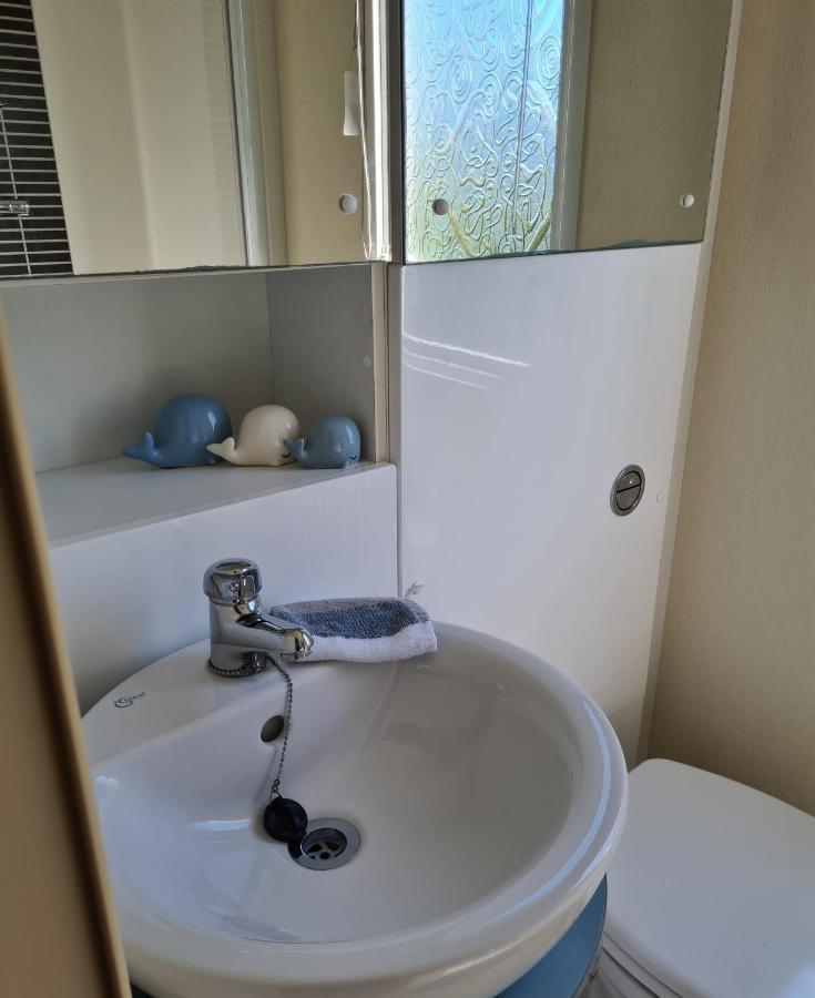 Beautiful 2 Bedroom Caravan, Holiday Park Tenby Saint Florence ภายนอก รูปภาพ