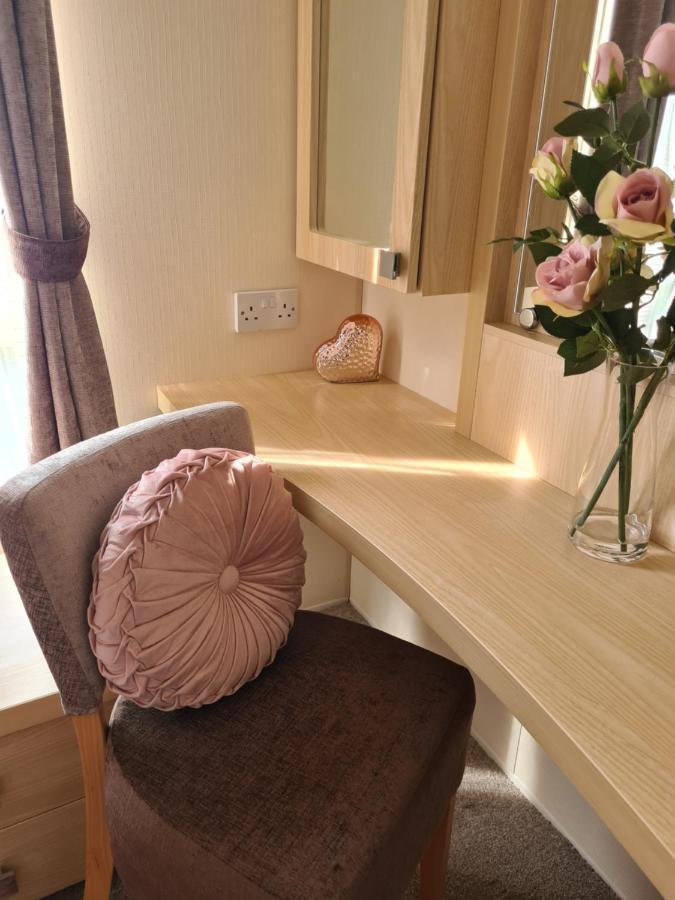 Beautiful 2 Bedroom Caravan, Holiday Park Tenby Saint Florence ภายนอก รูปภาพ
