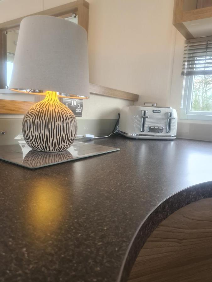 Beautiful 2 Bedroom Caravan, Holiday Park Tenby Saint Florence ภายนอก รูปภาพ