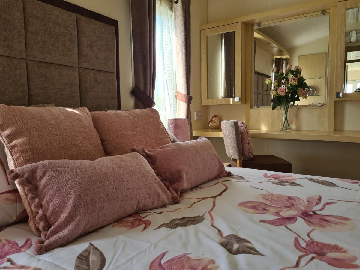 Beautiful 2 Bedroom Caravan, Holiday Park Tenby Saint Florence ภายนอก รูปภาพ