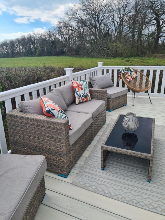 Beautiful 2 Bedroom Caravan, Holiday Park Tenby Saint Florence ภายนอก รูปภาพ