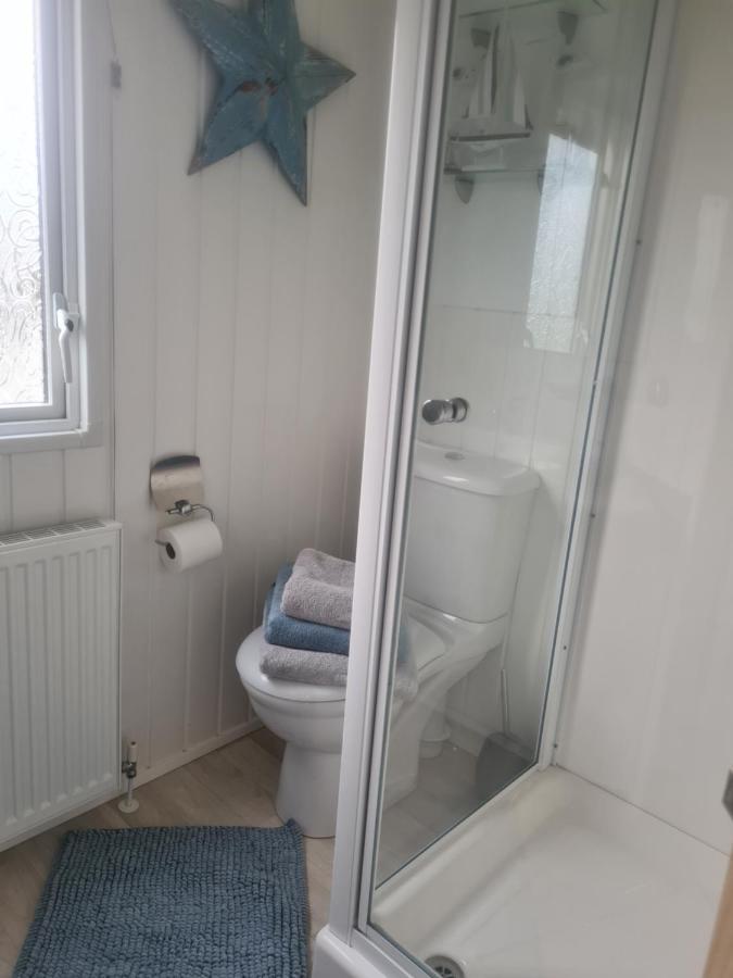 Beautiful 2 Bedroom Caravan, Holiday Park Tenby Saint Florence ภายนอก รูปภาพ