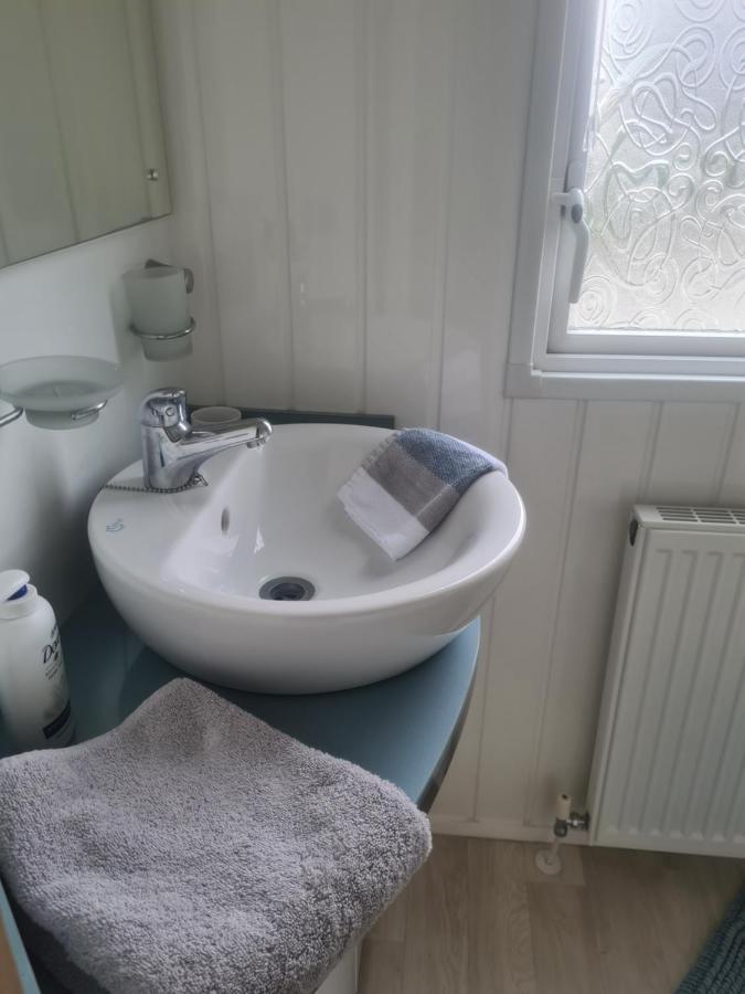 Beautiful 2 Bedroom Caravan, Holiday Park Tenby Saint Florence ภายนอก รูปภาพ
