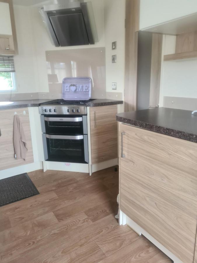 Beautiful 2 Bedroom Caravan, Holiday Park Tenby Saint Florence ภายนอก รูปภาพ