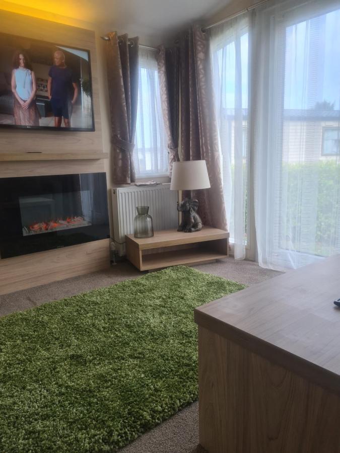 Beautiful 2 Bedroom Caravan, Holiday Park Tenby Saint Florence ภายนอก รูปภาพ