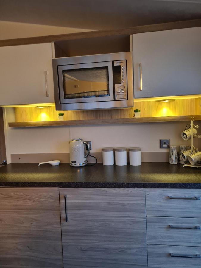 Beautiful 2 Bedroom Caravan, Holiday Park Tenby Saint Florence ภายนอก รูปภาพ