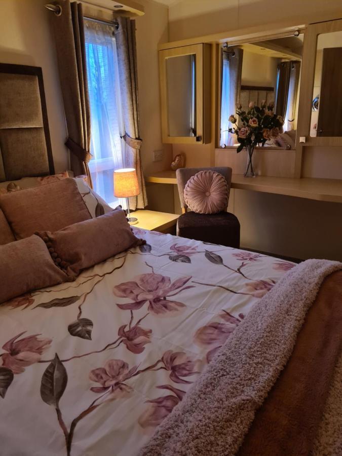 Beautiful 2 Bedroom Caravan, Holiday Park Tenby Saint Florence ภายนอก รูปภาพ