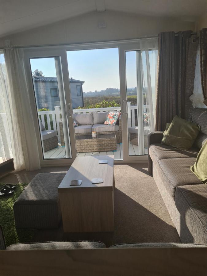 Beautiful 2 Bedroom Caravan, Holiday Park Tenby Saint Florence ภายนอก รูปภาพ