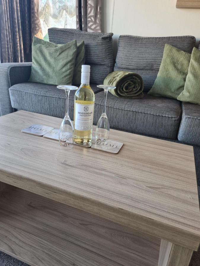 Beautiful 2 Bedroom Caravan, Holiday Park Tenby Saint Florence ภายนอก รูปภาพ
