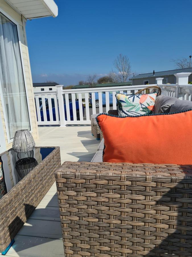 Beautiful 2 Bedroom Caravan, Holiday Park Tenby Saint Florence ภายนอก รูปภาพ