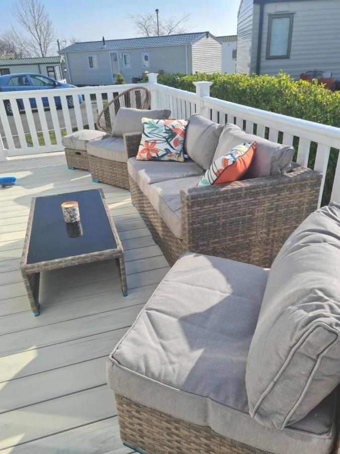 Beautiful 2 Bedroom Caravan, Holiday Park Tenby Saint Florence ภายนอก รูปภาพ