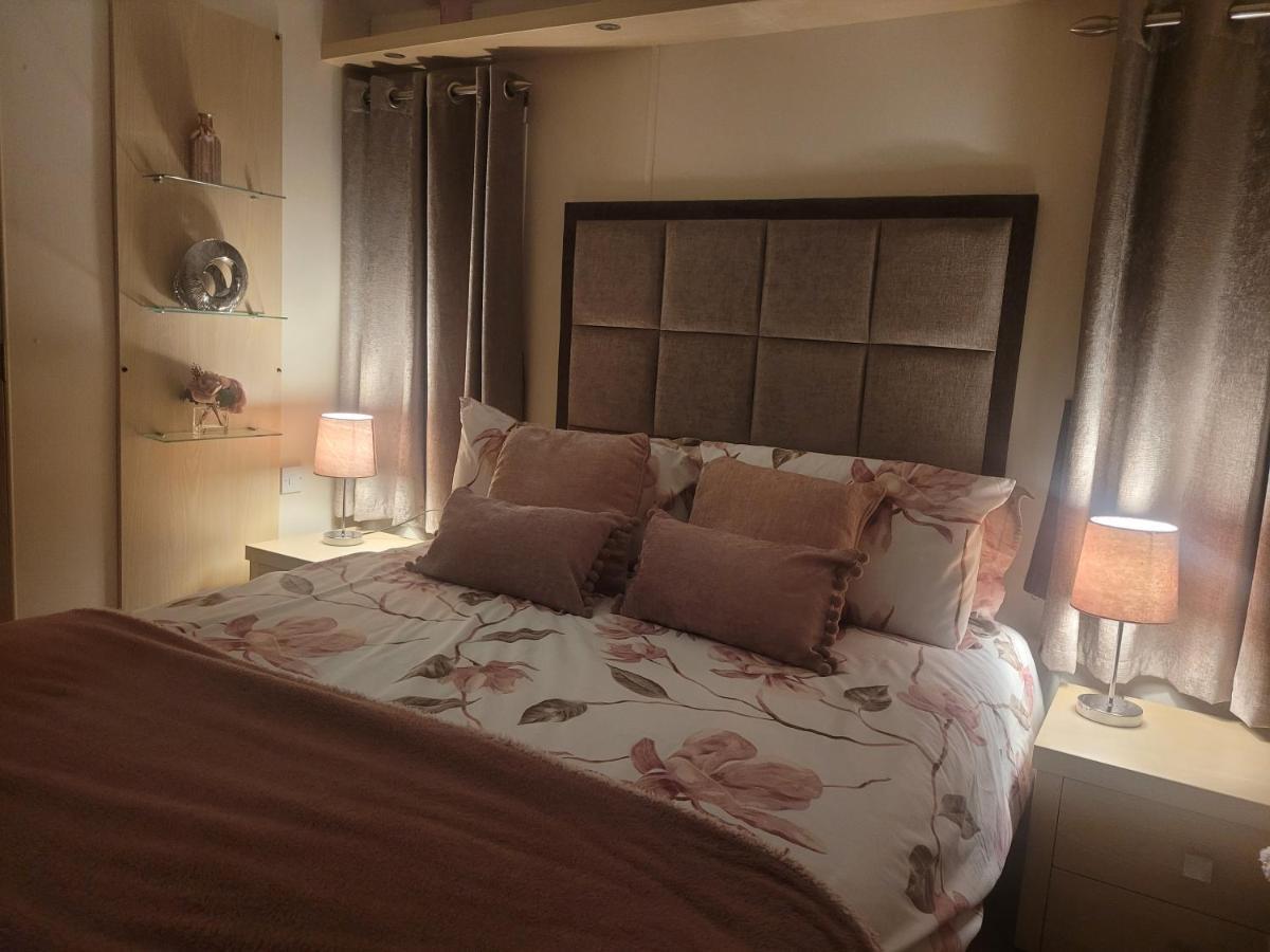 Beautiful 2 Bedroom Caravan, Holiday Park Tenby Saint Florence ภายนอก รูปภาพ