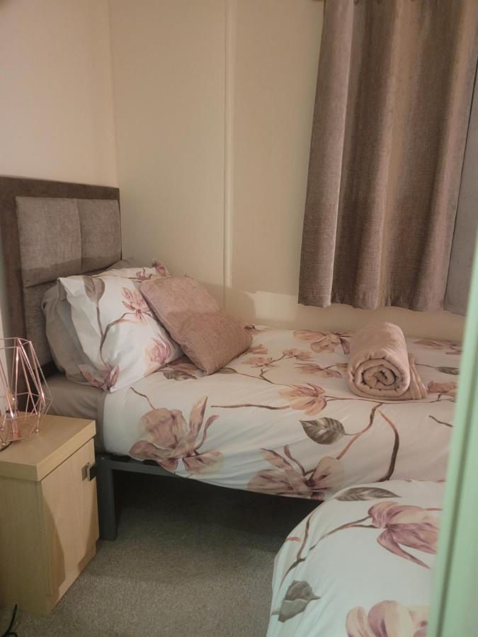 Beautiful 2 Bedroom Caravan, Holiday Park Tenby Saint Florence ภายนอก รูปภาพ