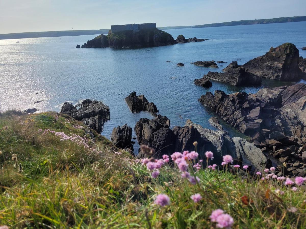 Beautiful 2 Bedroom Caravan, Holiday Park Tenby Saint Florence ภายนอก รูปภาพ