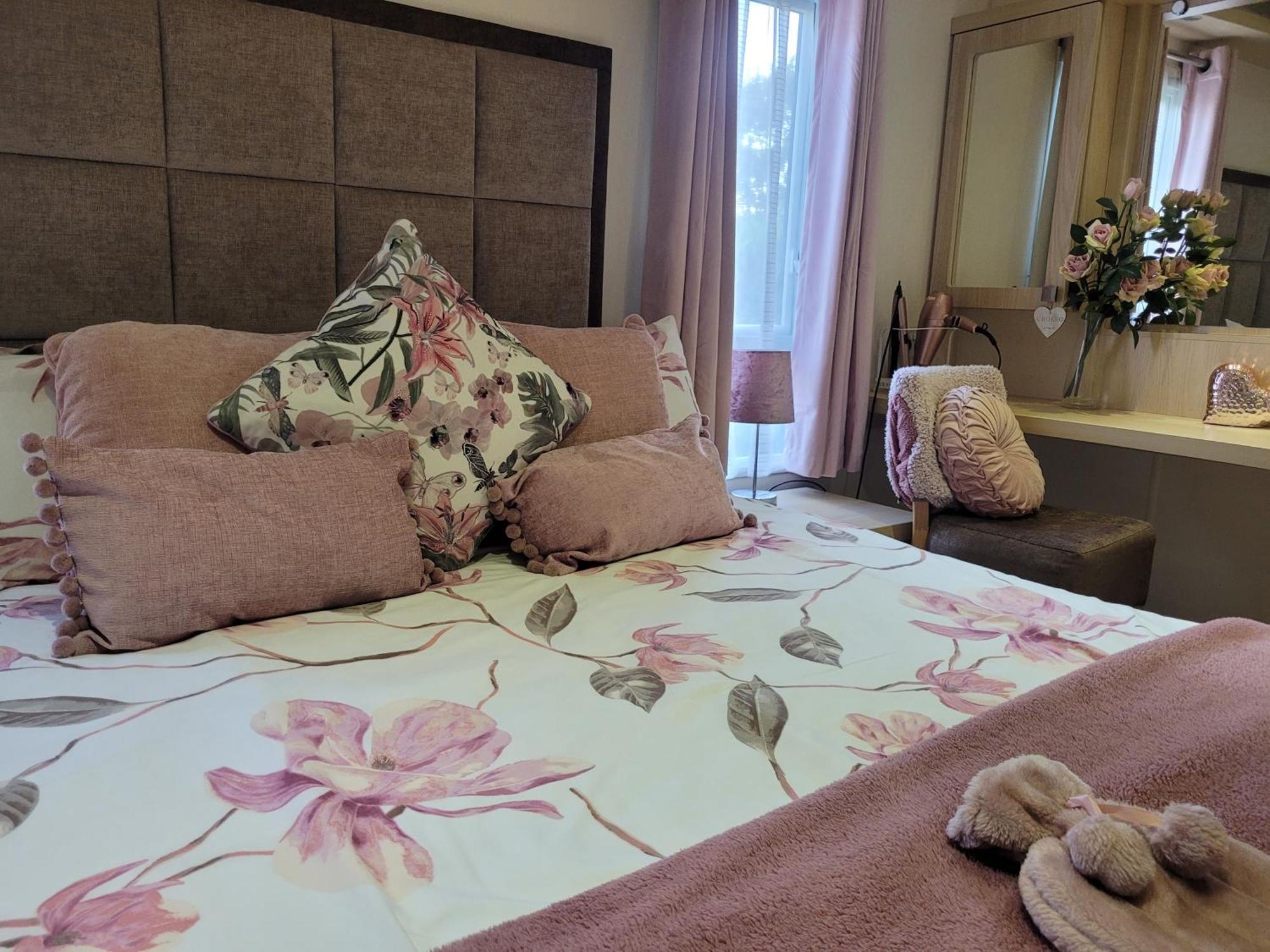 Beautiful 2 Bedroom Caravan, Holiday Park Tenby Saint Florence ภายนอก รูปภาพ